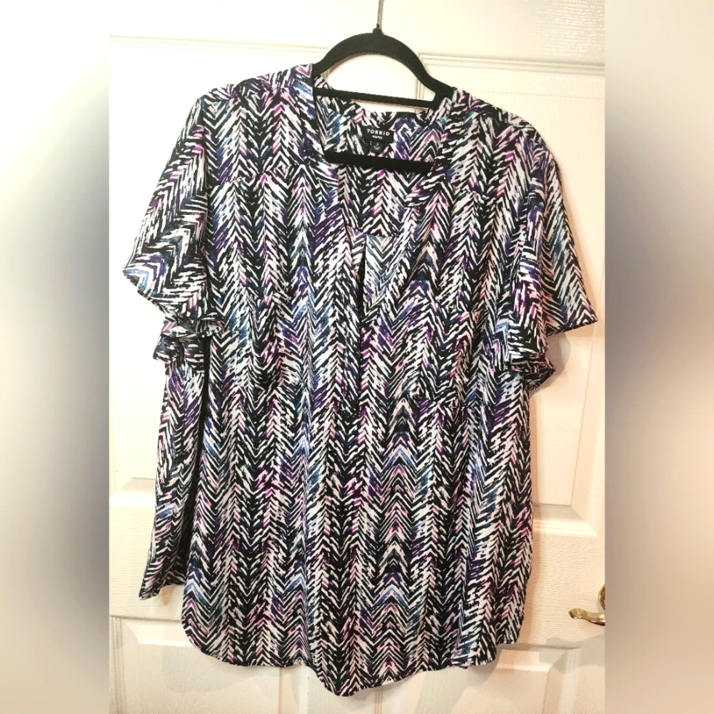 Torrid Women's Black and White Patterned Top Size 3